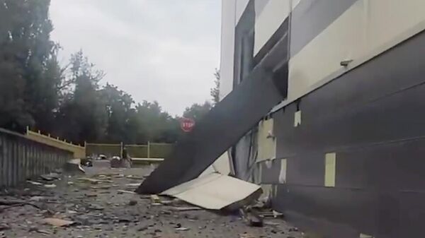 Последствия удара в районе ТРЦ Донецк Сити в Донецке