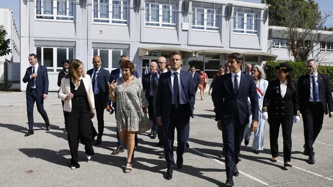 Президент Франции Эммануэль Макрон и министр образования Габриэль Атталь в городе Оранж на юге Франции