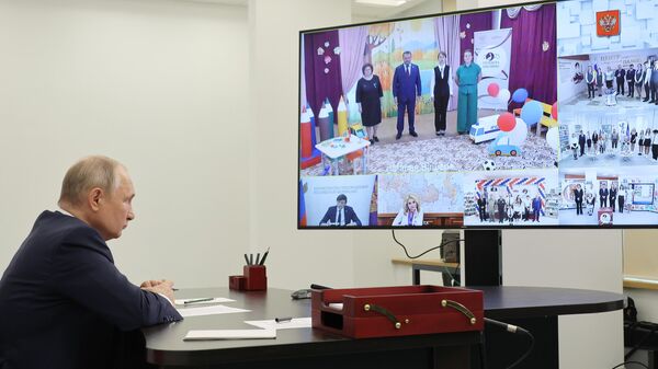 Президент РФ Владимир Путин участвует в режиме видеоконференции в церемонии открытия новых общеобразовательных учреждений в пяти регионах России