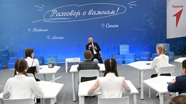 Президент РФ Владимир Путин проводит открытый урок Разговор о важном в мастерской управления Сенеж в Солнечногорске