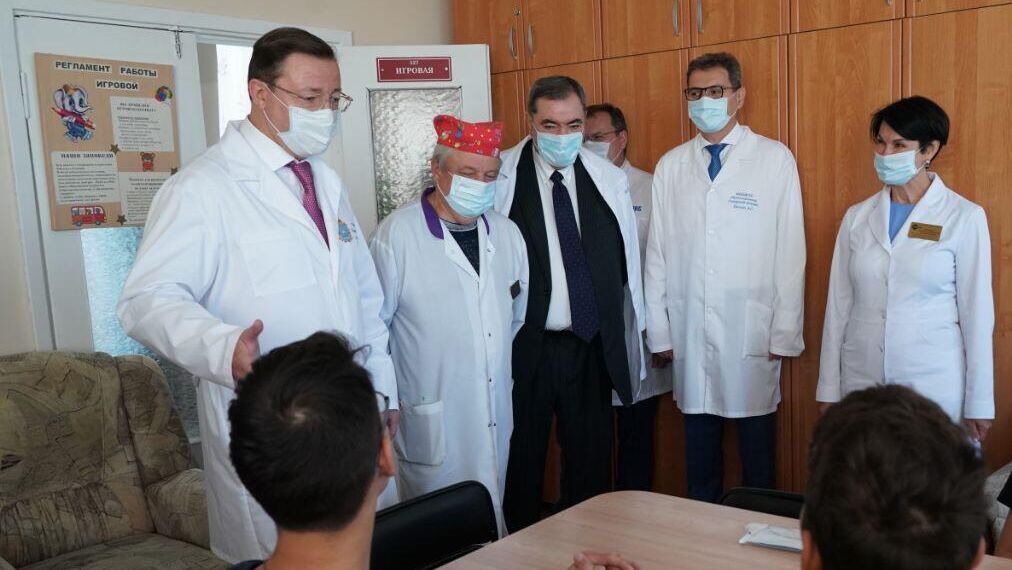 Губернатор Самарской области Дмитрий Азаров навестил ребят в областной больнице им. В.Д. Середавина Губернатор Самарской области Дмитрий Азаров навестил ребят в областной больнице им. В.Д. Середавина - РИА Новости, 1920, 01.09.2023