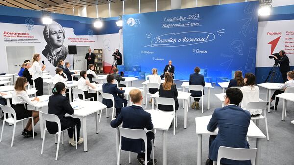 Президент РФ Владимир Путин проводит открытый урок Разговор о важном в мастерской управления Сенеж в Солнечногорске