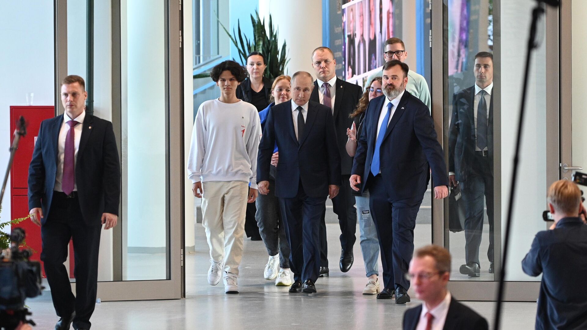 Президент РФ Владимир Путин во время посещения мастерской управления Сенеж в Солнечногорске - РИА Новости, 1920, 01.09.2023