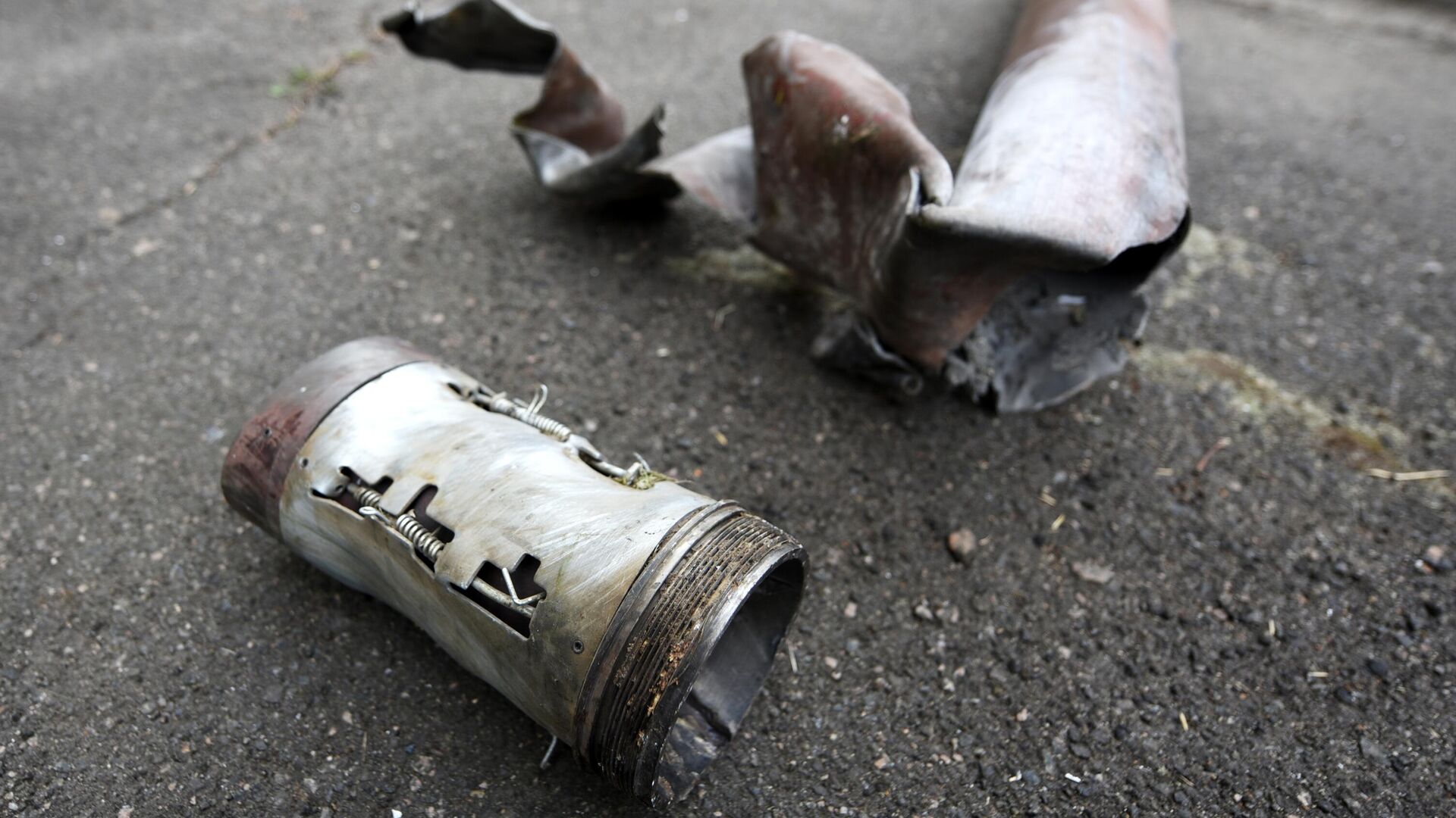 Фрагмент разорвавшегося снаряда на месте обстрела со стороны ВСУ Киевского района Донецка - РИА Новости, 1920, 05.12.2023