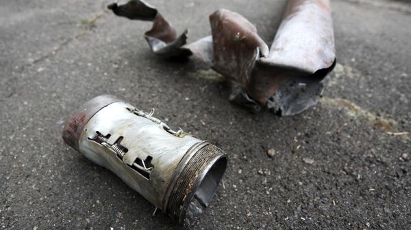 Фрагмент разорвавшегося снаряда на месте обстрела со стороны ВСУ Донецка