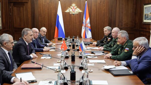 Министр обороны РФ Сергей Шойгу и министр иностранных дел Турции Хакан Фидан во время встречи в Москве