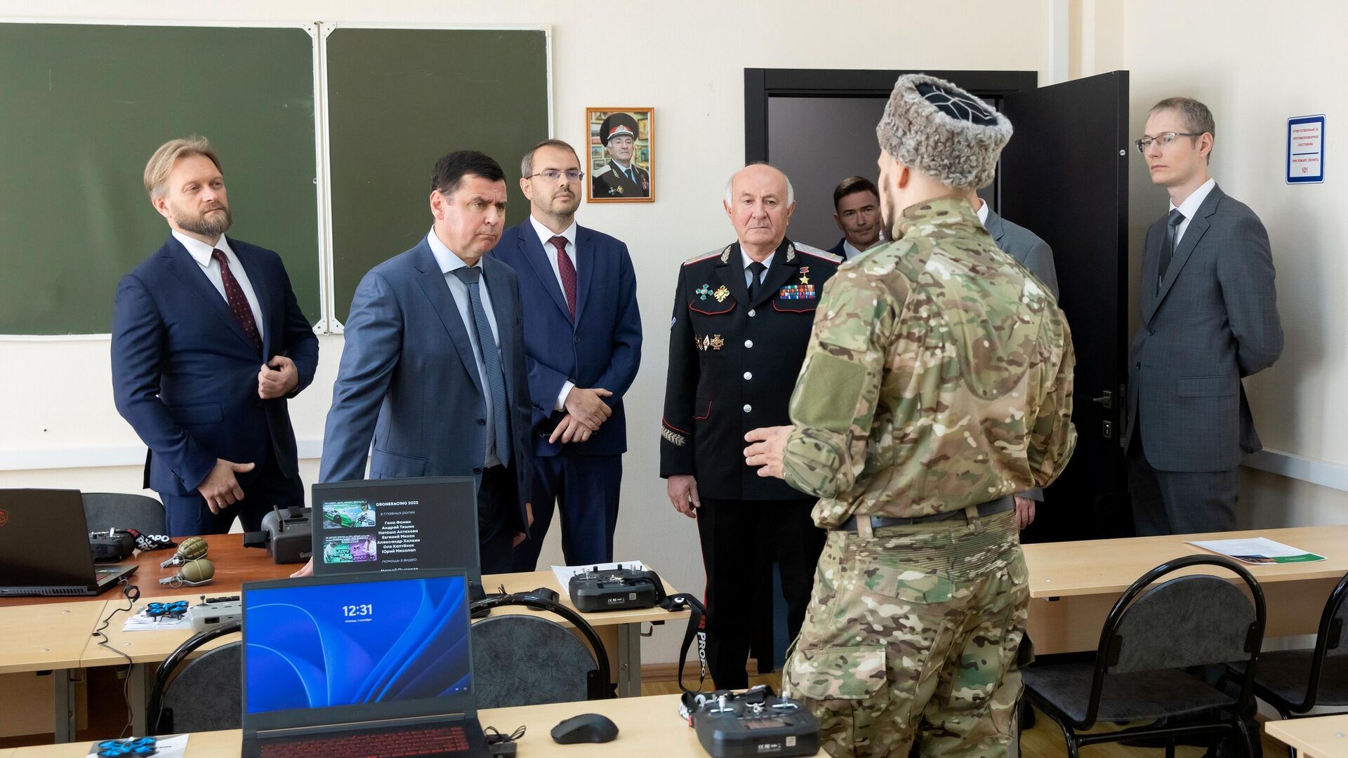 Председатель Совета при президенте РФ по делам казачества Дмитрий Миронов (второй слева) и всероссийский атаман Николай Долуда (четвертый слева) во время посещения МГУТУ им. К.Г. Разумовского - РИА Новости, 1920, 01.09.2023