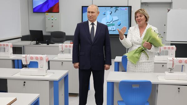 Президент РФ Владимир Путин осматривает новое здание средней общеобразовательной школы в селе Тургиново
