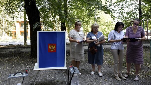 Сотрудницы выездной избирательной комиссии в ДНР