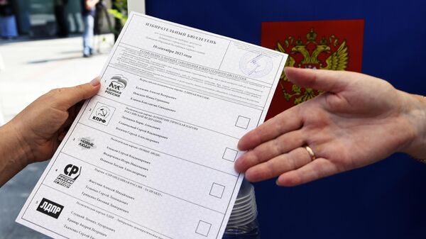Бюллетень для досрочного голосования на выборах в ДНР в руках избирателя