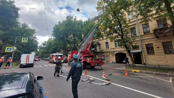 Тушение пожара в Василеостровском районе в Санкт-Петербурге