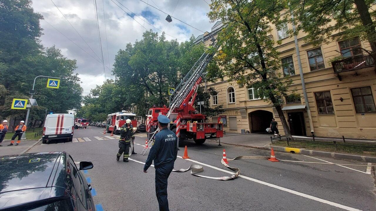 В Петербурге потушили пожар в жилом доме - РИА Новости, 02.09.2023