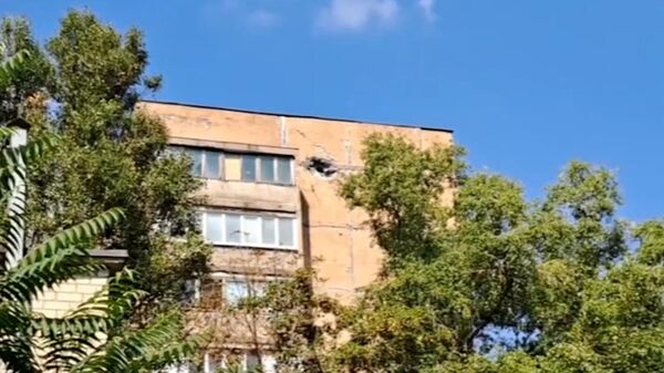 Последствия попадания кассетного снаряда в жилой дом в Донецке