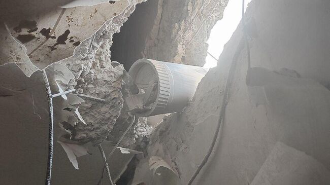 Последствия попадания снаряда  в квартиру жилого дома в Донецке