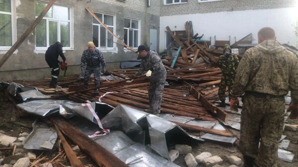 В результате ураганного ветра произошло повреждение кровельного покрытия здания Увальской школы Мазановского района Приморского края