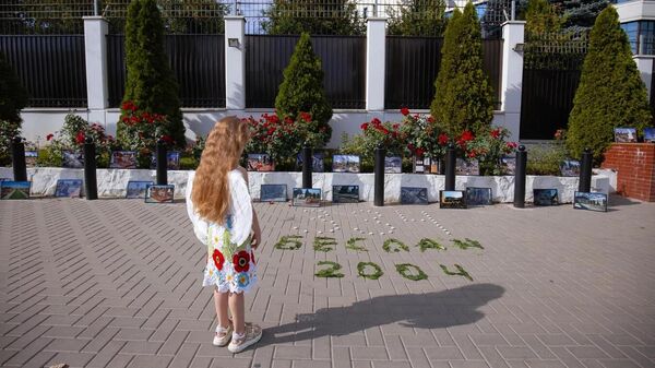 Представители осетинской общины Молдавии, кишиневцы принесли в воскресенье цветы к зданию посольства РФ, в знак памяти о жертвах теракта в школе Беслана