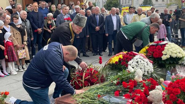 Шары в небе и цветы. В Москве почтили память жертв теракта в Беслане