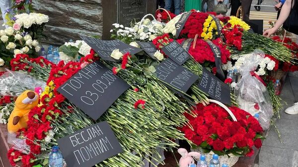Активисты МГЕР возложили цветы к памятнику жертвам бесланской трагедии на улице Солянка и почтили память погибших минутой молчания