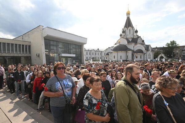 Участники акции памяти у мемориала Жертвам терроризма на Дубровке в Москве