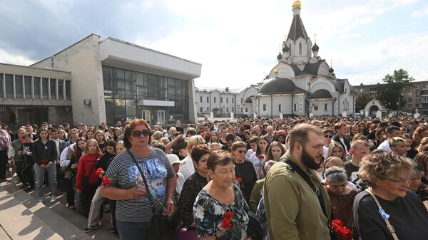 Участники акции памяти у мемориала Жертвам терроризма на Дубровке в Москве