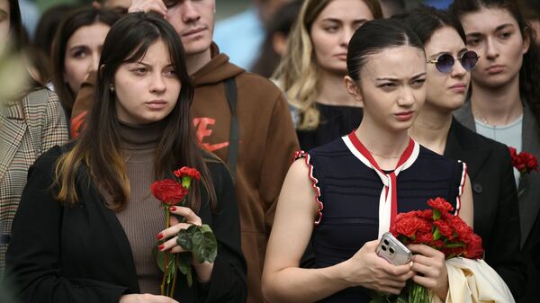 Участники акции в память о жертвах теракта в школе № 1 в Беслане у монумента В память о жертвах трагедии в Беслане в Москве