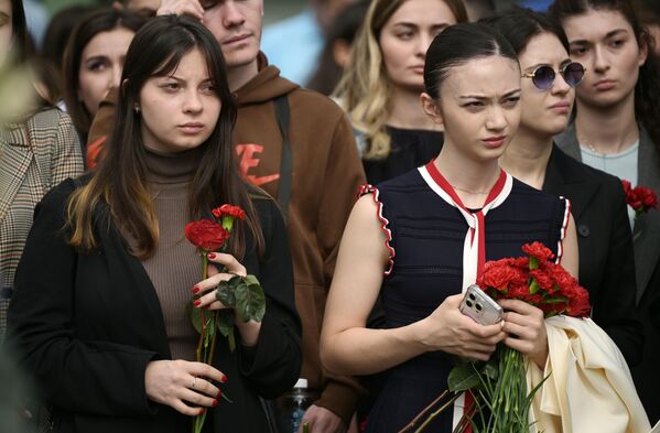 Участники акции в память о жертвах теракта в школе № 1 в Беслане у монумента В память о жертвах трагедии в Беслане в Москве
