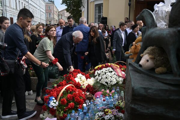 Участники акции в память о жертвах теракта в школе № 1 в Беслане возлагают цветы у монумента В память о жертвах трагедии в Беслане в Москве