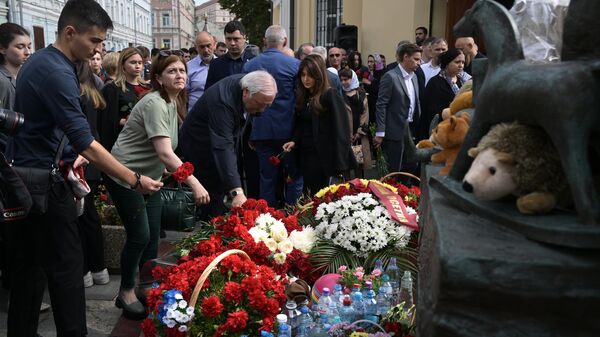 Участники акции в память о жертвах теракта в школе № 1 в Беслане возлагают цветы у монумента В память о жертвах трагедии в Беслане в Москве