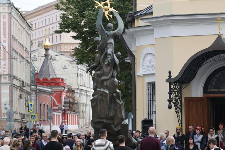 Участники акции в память о жертвах теракта в школе № 1 в Беслане у монумента В память о жертвах трагедии в Беслане в Москве