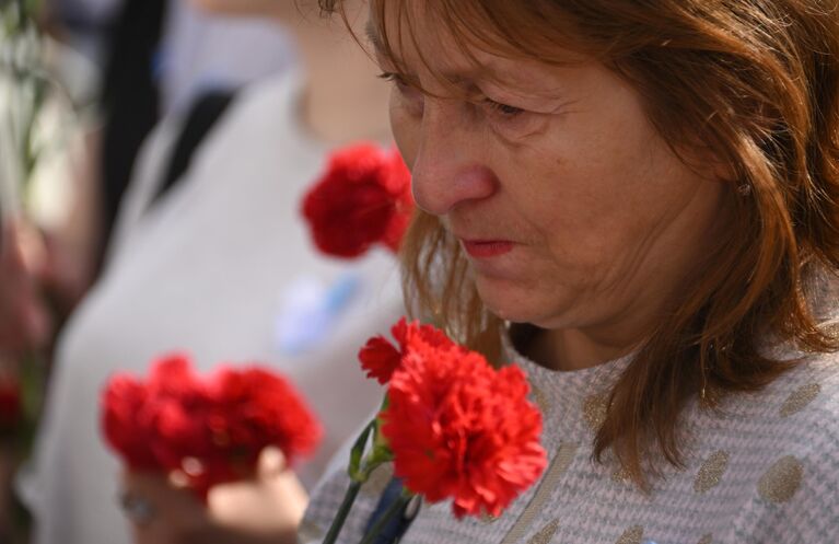 Участница акции памяти у мемориала Жертвам терроризма на Дубровке в Москве