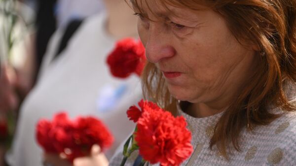 Участница акции памяти у мемориала Жертвам терроризма на Дубровке в Москве