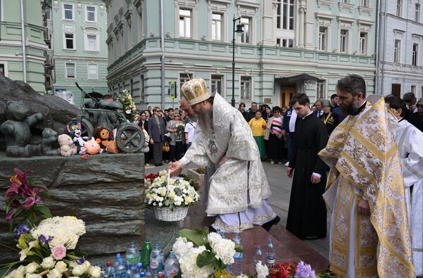 Священники во время акции в память о жертвах теракта в школе № 1 в Беслане возлагают цветы у монумента В память о жертвах трагедии в Беслане в Москве