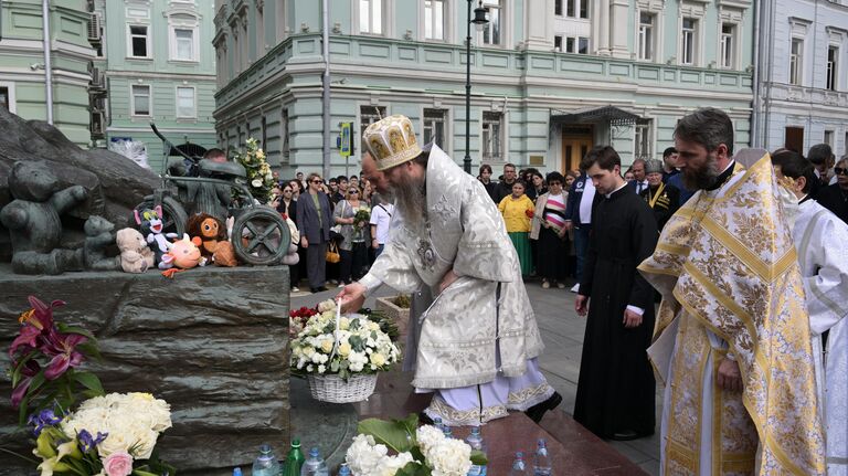 Священники во время акции в память о жертвах теракта в школе № 1 в Беслане возлагают цветы у монумента В память о жертвах трагедии в Беслане в Москве