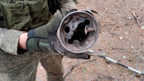 Фрагмент боеприпаса, найденный на улице после обстрела Донецка