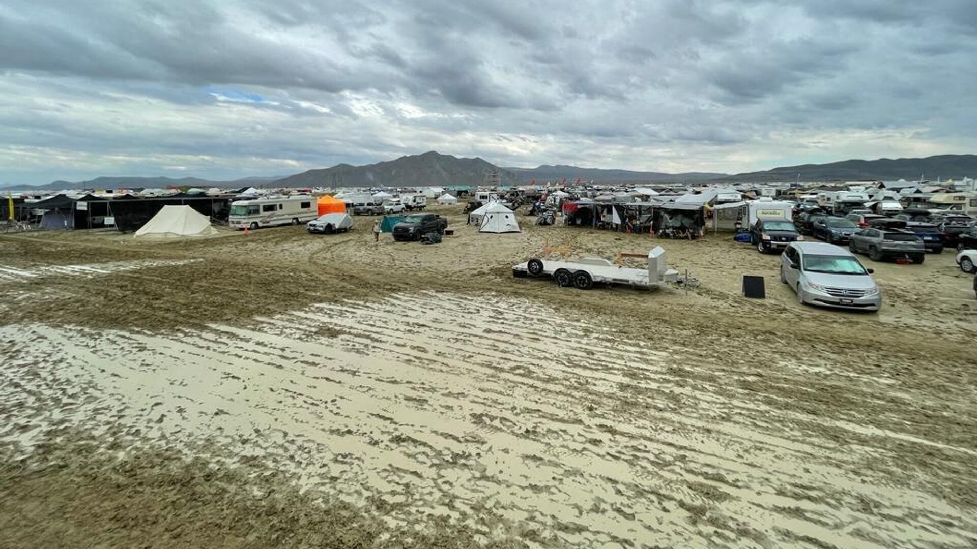 Место проведения фестиваля Burning Man в пустыне Блэк-Рок в Неваде после проливных дождей. 3 сентября 2023 - РИА Новости, 1920, 03.09.2023