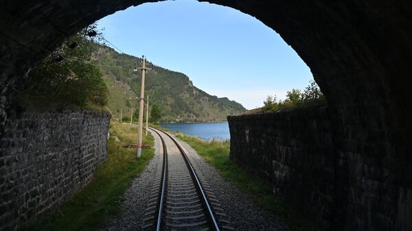 Выезд из тоннеля на железной дороге