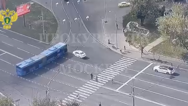 Водитель каршерингового совершил столкновение с автобусом на улице Широкая в Москве