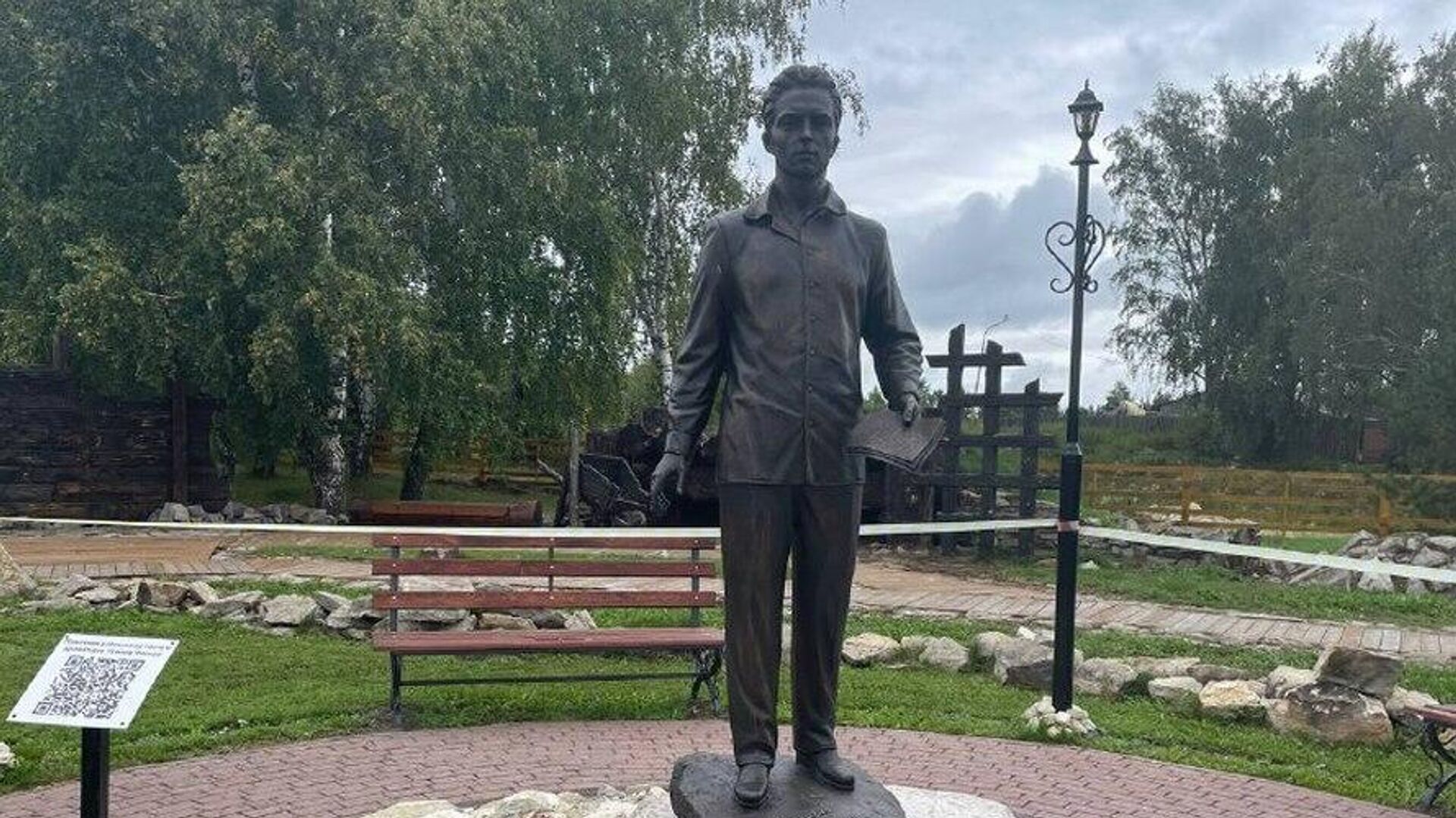 Памятник узбекскому поэту Усману Насыру в Мариинске - РИА Новости, 1920, 04.09.2023