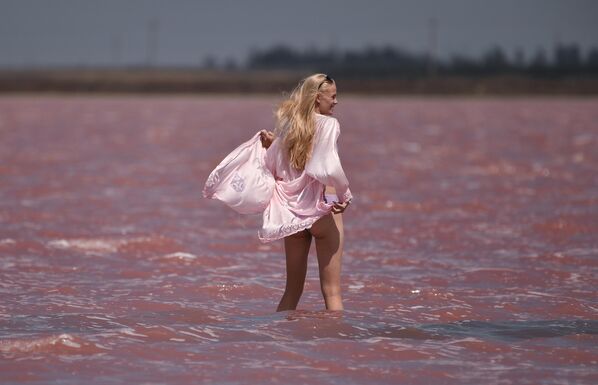Девушка на озере Сасык-Сиваш под Евпаторией