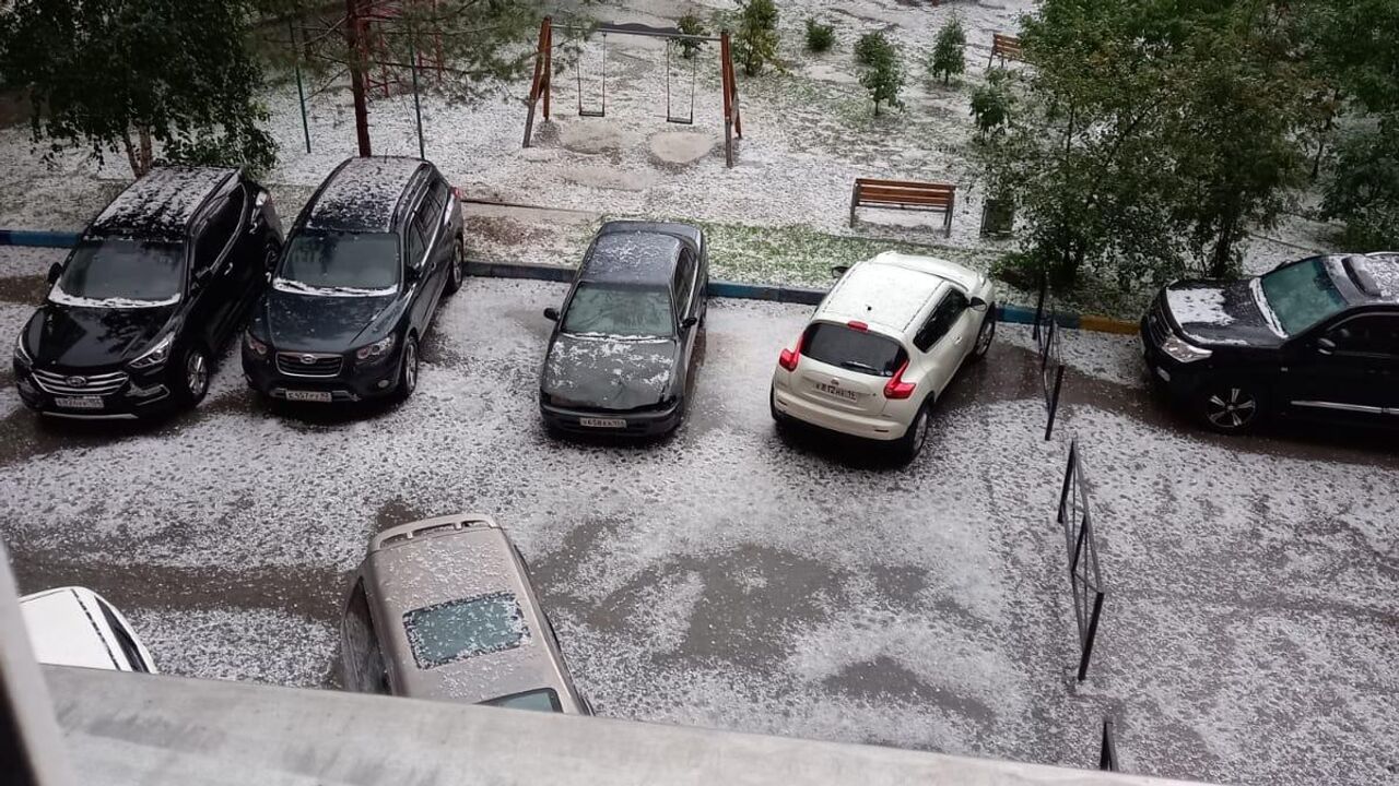 В Новосибирске автомобили пострадали из-за сильного града - РИА Новости,  04.09.2023