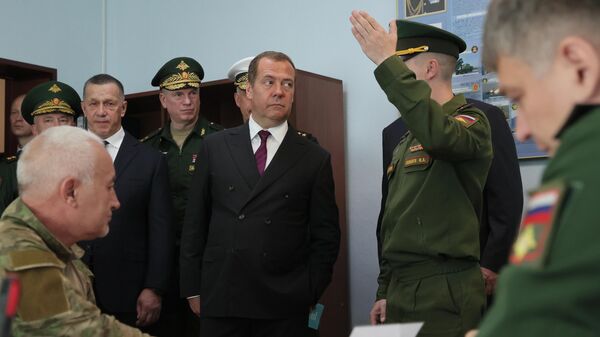 Заместитель председателя Совета безопасности РФ Дмитрий Медведев посетил пункт отбора на военную службу по контракту Восточного военного округа