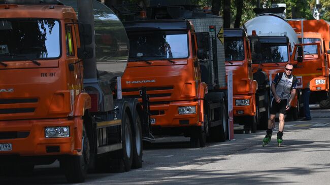 Колонна спецтехники комплекса городского хозяйства Москвы