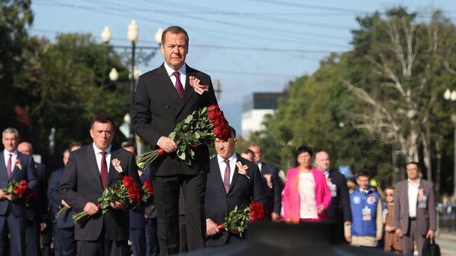 Заместитель председателя Совета безопасности РФ Дмитрий Медведев принимает участие в торжественных мероприятиях, посвященных Дню Победы над милитаристской Японией и окончания Второй мировой войны, на мемориальном комплексе Площадь Славы в Южно-Сахалинске. 3 сентября 2023