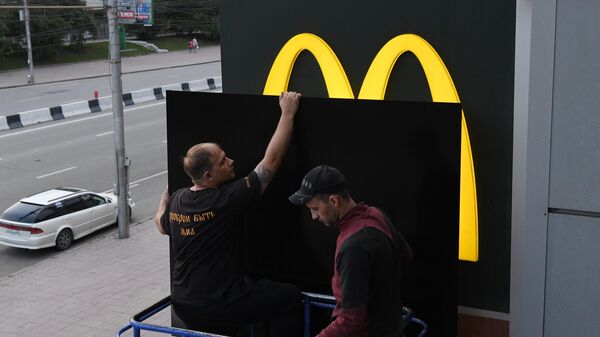 Закрытие вывески ресторана быстрого питания McDonald's на фасаде здания в Новосибирске