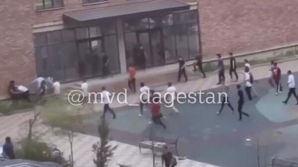 Кадр видео массовой драки в Махачкале1