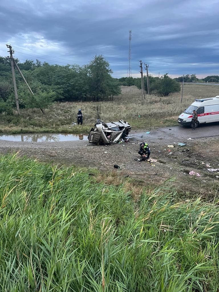 На месте столкновения пассажирского поезда с легковым автомобилем в Ростовской области - РИА Новости, 1920, 05.09.2023