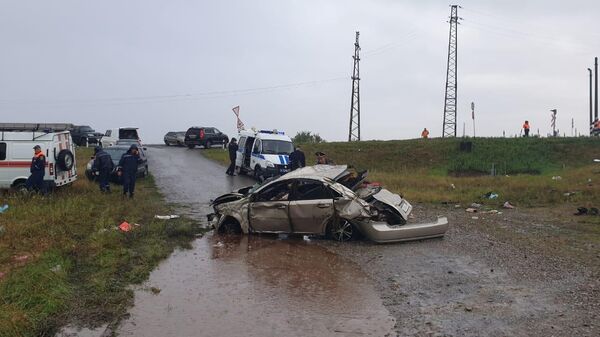 На месте столкновения пассажирского поезда с легковым автомобилем в Ростовской области