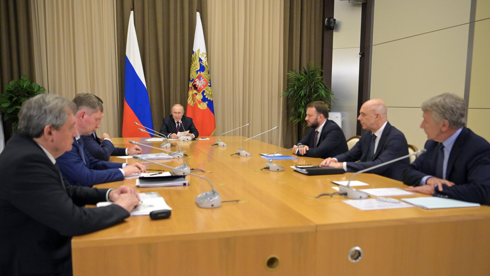 Президент РФ Владимир Путин проводит совещание по вопросу реализации проекта Мурманский СПГ. 4 сентября 2023 Президент РФ Владимир Путин проводит совещание по вопросу реализации проекта Мурманский СПГ. 4 сентября 2023 - РИА Новости, 1920, 04.09.2023