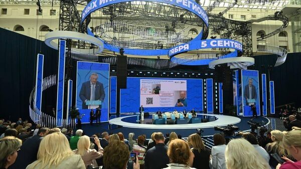 Губернатор Ленинградской области Александр Дрозденко во время выступления на V Форуме социальных инноваций