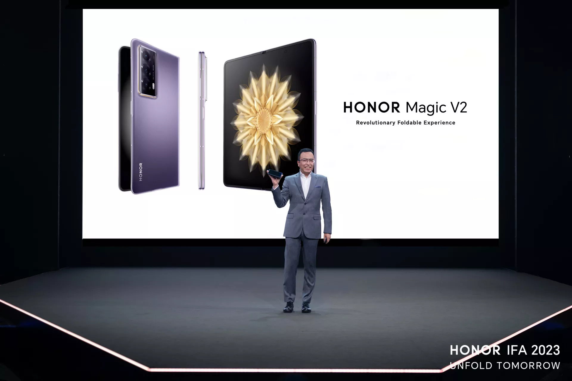Компания HONOR показала складные смартфоны Magic V2 и V Purse Компания HONOR показала складные смартфоны Magic V2 и V Purse - РИА Новости, 1920, 05.09.2023